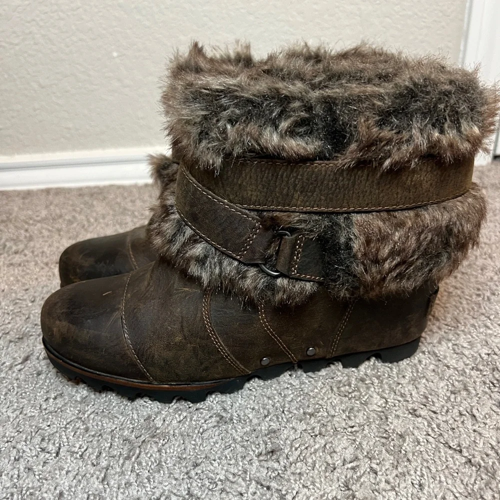 Sorel women’s Joan of Arctic wedgie faux fur bootie size 8